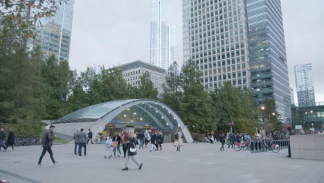 Eingang-Zur-U-Bahnstation-Canary-Wharf-In-Docklands,-London,-Großbritannien