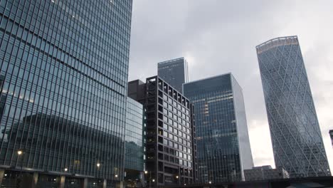Modernas-Oficinas-En-Canada-Square-Canary-Wharf-En-Los-Docklands-De-Londres-Reino-Unido-Al-Atardecer