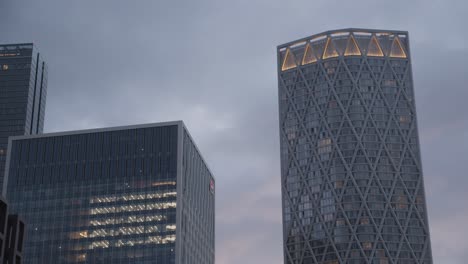 Mit-Blick-Auf-Moderne-Büros-In-Canada-Square-Canary-Wharf-In-London-Docklands-Uk-In-Der-Abenddämmerung-3