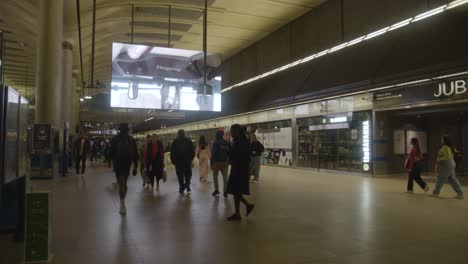 Entrada-Al-Centro-Comercial-Jubilee-Place-En-La-Estación-De-Metro-Canary-Wharf-1
