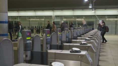 Passagiere-An-Der-Ticketschranke-An-Der-U-Bahnstation-Canary-Wharf-Docklands-London-UK-1