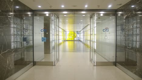 Entrada-Al-Edificio-De-Oficinas-De-Citi-Bank-En-Los-Docklands-De-Londres,-Reino-Unido