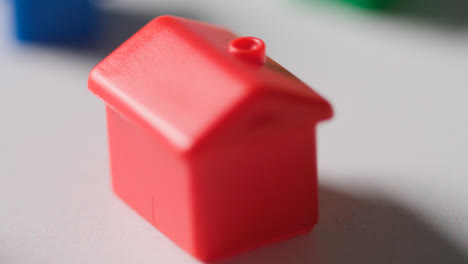 Hauskaufkonzept-Mit-Entwicklung-Eines-Rot-blauen-Und-Grünen-Kunststoffmodells-Von-Häusern-Auf-Weißem-Hintergrund-2