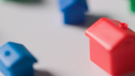 Hauskaufkonzept-Mit-Entwicklung-Eines-Roten,-Blauen-Und-Grünen-Plastikmodells-Von-Häusern-Auf-Weißem-Hintergrund-3