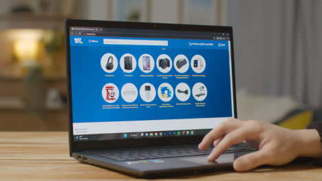 Person-Zu-Hause,-Die-Online-Am-Schwarzen-Freitag-Auf-Der-Bestbuy-Website-Auf-Dem-Laptop-Einkauft