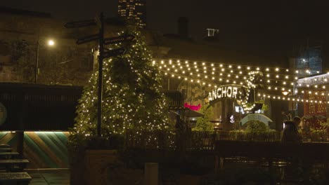 Weihnachtsbaum-Vor-Geschäften-Und-Restaurants-Am-Londoner-Südufer-In-Der-Nacht