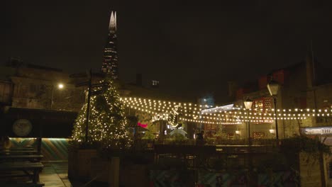 árbol-De-Navidad-Fuera-De-Tiendas-Y-Restaurantes-En-El-Banco-Sur-De-Londres-Por-La-Noche-1