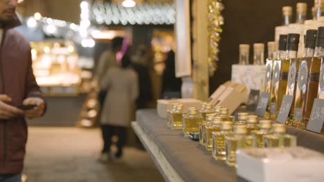 Nahaufnahme-Des-Stalls,-Der-Olivenöl-Auf-Dem-Weihnachtsmarkt-Am-Londoner-Südufer-In-Der-Nacht-Verkauft