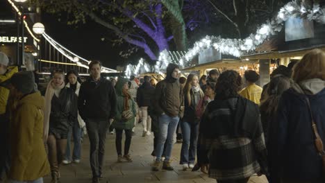 Geschäftige-Weihnachtsmarktstände-Am-Londoner-Südufer-Bei-Nacht
