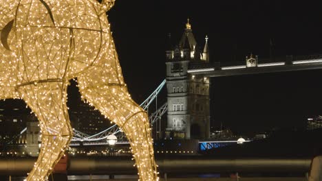 Adornos-Navideños-Iluminados-En-El-Banco-Sur-De-Londres-Por-La-Noche-Con-El-Puente-De-La-Torre-Al-Fondo-1