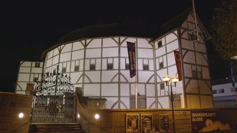 Exterior-Of-Globe-Theatre-On-London's-South-Bank-At-Night