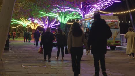 Menschen,-Die-Nachts-An-Bäumen-Vorbeigehen,-Die-Zu-Weihnachten-Am-Südufer-In-London-Mit-Lichtern-Geschmückt-Sind