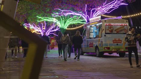 Menschen,-Die-In-Der-Nacht-An-Weihnachtlich-Beleuchteten-Bäumen-Am-Südufer-In-London-Vorbeigehen-1