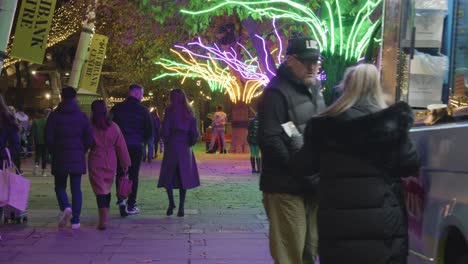 Menschen,-Die-Bei-Nacht-An-Weihnachtlich-Beleuchteten-Bäumen-Am-Südufer-In-London-Vorbeigehen-2
