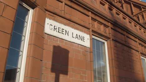 Straßenschild-Für-Green-Lane-Außerhalb-Der-Masjid-Moschee-Und-Des-Gemeindezentrums-In-Birmingham,-Großbritannien