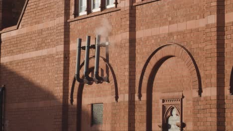 Respiraderos-De-Calefacción-Fuera-De-La-Mezquita-De-Green-Lane-Masjid-Y-Centro-Comunitario-En-Birmingham,-Reino-Unido