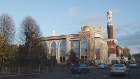 Außenansicht-Der-Zentralen-Moschee-Von-Birmingham-In-Birmingham,-Großbritannien-Mit-Verkehr