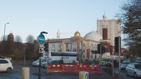 Exterior-De-La-Mezquita-Central-De-Birmingham-En-Birmingham-Uk-Con-Tráfico-1