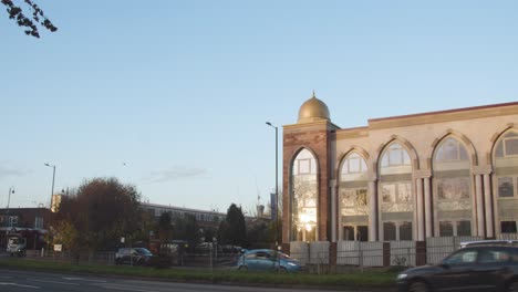 Exterior-De-La-Mezquita-Central-De-Birmingham-En-Birmingham-Uk-Con-Tráfico-2