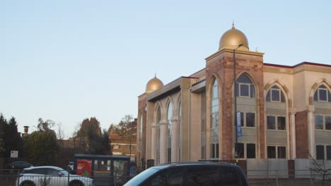 Exterior-De-La-Mezquita-Central-De-Birmingham-En-Birmingham-Uk-Con-Tráfico-3
