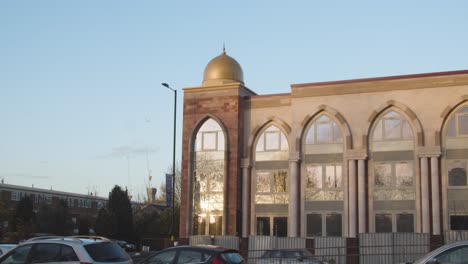 Exterior-De-La-Mezquita-Central-De-Birmingham-En-Birmingham-Uk-Con-Tráfico-4