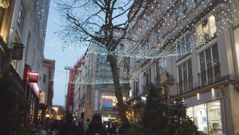 Luces-De-Navidad-Por-Encima-De-La-Calle-Comercial-En-Birmingham,-Reino-Unido