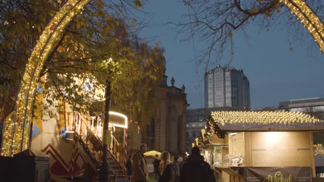 Busy-Christmas-Market-Food-Stalls-In-Birmingham-UK-At-Dusk