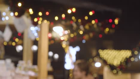 Defocused-Funkelnde-Lichter-Auf-Belebten-Weihnachtsmarkt-Imbissständen-In-Birmingham,-Großbritannien-Bei-Nacht