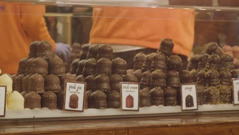 Cerca-Del-Puesto-De-Venta-De-Dulces-En-El-Mercado-Navideño-De-Frankfurt-En-Birmingham,-Reino-Unido-Por-La-Noche-3