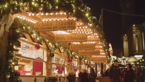 Essens--Und-Getränkestände-Auf-Dem-Frankfurter-Weihnachtsmarkt-In-Birmingham-Uk-Nachts-1