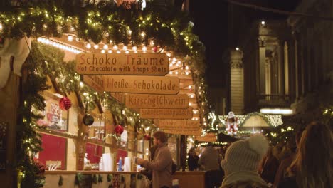 Essens--Und-Getränkestände-Auf-Dem-Frankfurter-Weihnachtsmarkt-In-Birmingham-Uk-Nachts-2