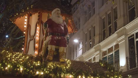 Weihnachtsmann-Weihnachtsdekoration-In-New-Street-In-Birmingham,-Großbritannien-Bei-Nacht-1