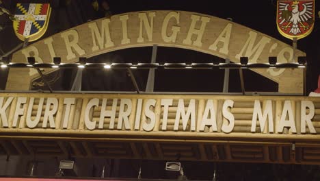 Nahaufnahme-Des-Zeichens-Für-Den-Frankfurter-Weihnachtsmarkt-In-Birmingham,-Großbritannien-Bei-Nacht