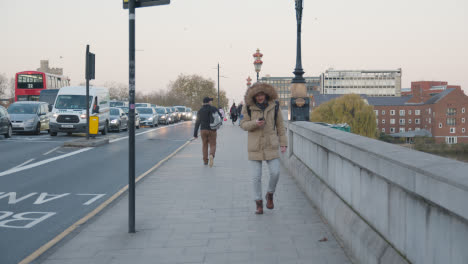 Pedestrians-And-Traffic-Crossing-Putney-Bridge-Over-River-Thames-In-London-In-Winter-1