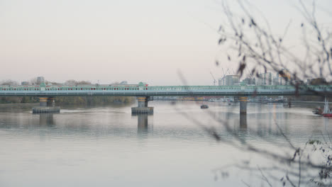 Fulham-Rail-Bridge-Mit-Zug-über-Die-Themse-In-London-Im-Winter