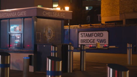 Außenansicht-Des-Stamford-Bridge-Stadions,-Heimstadion-Des-Chelsea-Football-Club-London-Bei-Nacht-4