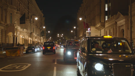 Hoteles-Y-Viviendas-De-Lujo-En-Belgravia-Londres-Ocupado-Con-El-Tráfico-Por-La-Noche