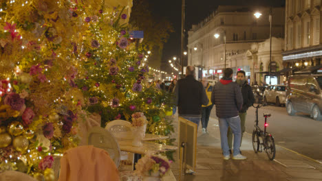 Geschäfte-In-Belgravia-London-Zu-Weihnachten-Mit-Käufern-Und-Verkehr-In-Der-Nacht