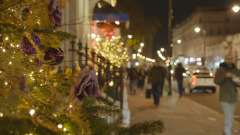 Tiendas-En-Belgravia-Londres-En-Navidad-Con-Compradores-Y-Trafico-En-La-Noche-1