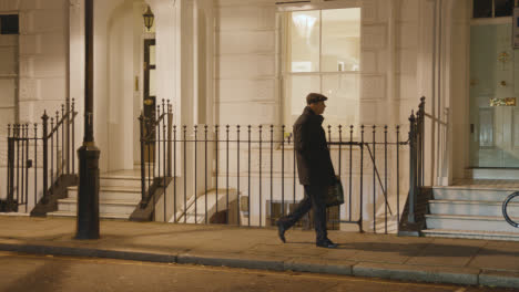 Hombre-Caminando-Por-Viviendas-De-Lujo-Exclusivas-En-Belgrave-Square-Londres-Por-La-Noche
