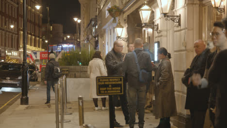 Geschäfte-Und-Bars-In-Belgravia-London-Mit-Käufern-Und-Verkehr-Bei-Nacht