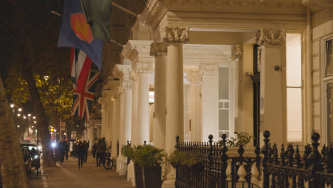 Banderas-Fuera-De-Hoteles-De-Lujo-En-Belgravia-Londres-Por-La-Noche