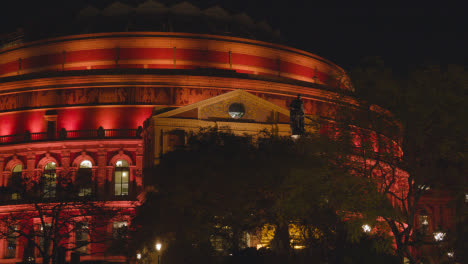 Außenansicht-Der-Royal-Albert-Hall-In-London,-Großbritannien,-Nachts-Mit-Flutlicht-Beleuchtet-1