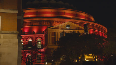 Außenansicht-Der-Royal-Albert-Hall-In-London,-Großbritannien,-Nachts-Mit-Flutlicht-Beleuchtet-2