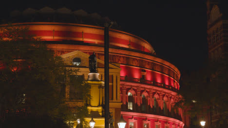 Außenansicht-Der-Royal-Albert-Hall-In-London,-Großbritannien,-Nachts-Mit-Flutlicht-Beleuchtet-3