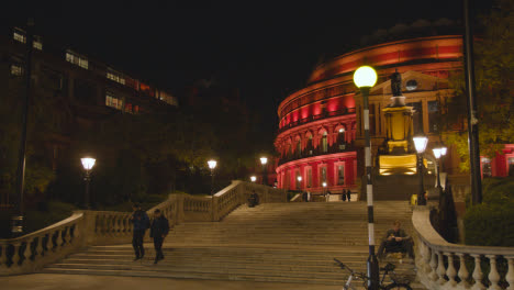 Außenansicht-Der-Royal-Albert-Hall-In-London,-Großbritannien,-Nachts-Mit-Flutlicht-Beleuchtet-7
