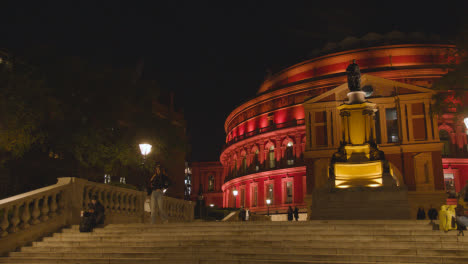 Außenansicht-Der-Royal-Albert-Hall-In-London,-Großbritannien,-Nachts-Mit-Flutlicht-Beleuchtet-8