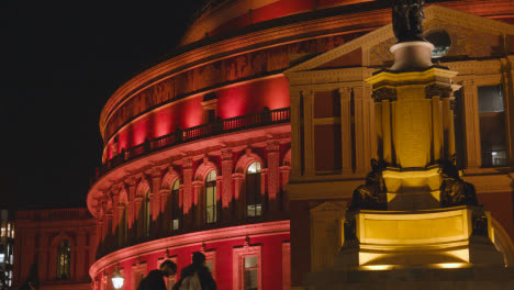 Außenansicht-Der-Royal-Albert-Hall-In-London,-Großbritannien,-Nachts-Mit-Flutlicht-Beleuchtet-10