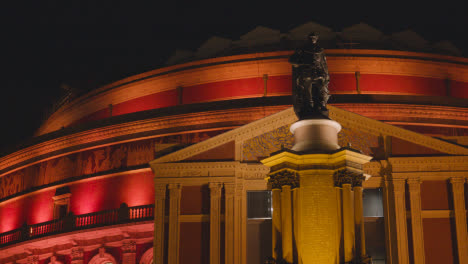 Außenansicht-Der-Royal-Albert-Hall-In-London,-Großbritannien,-Nachts-Mit-Flutlicht-Beleuchtet-13