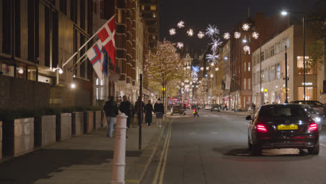 Shops-In-Belgravia-London-At-Christmas-With-Shoppers-And-Traffic-At-Night-6